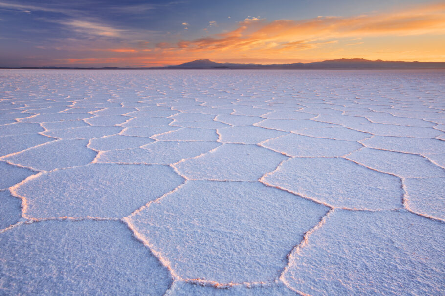 O maior salar do mundo, Salar de Uyuni, na Bolívia, fotografado ao nascer do sol.