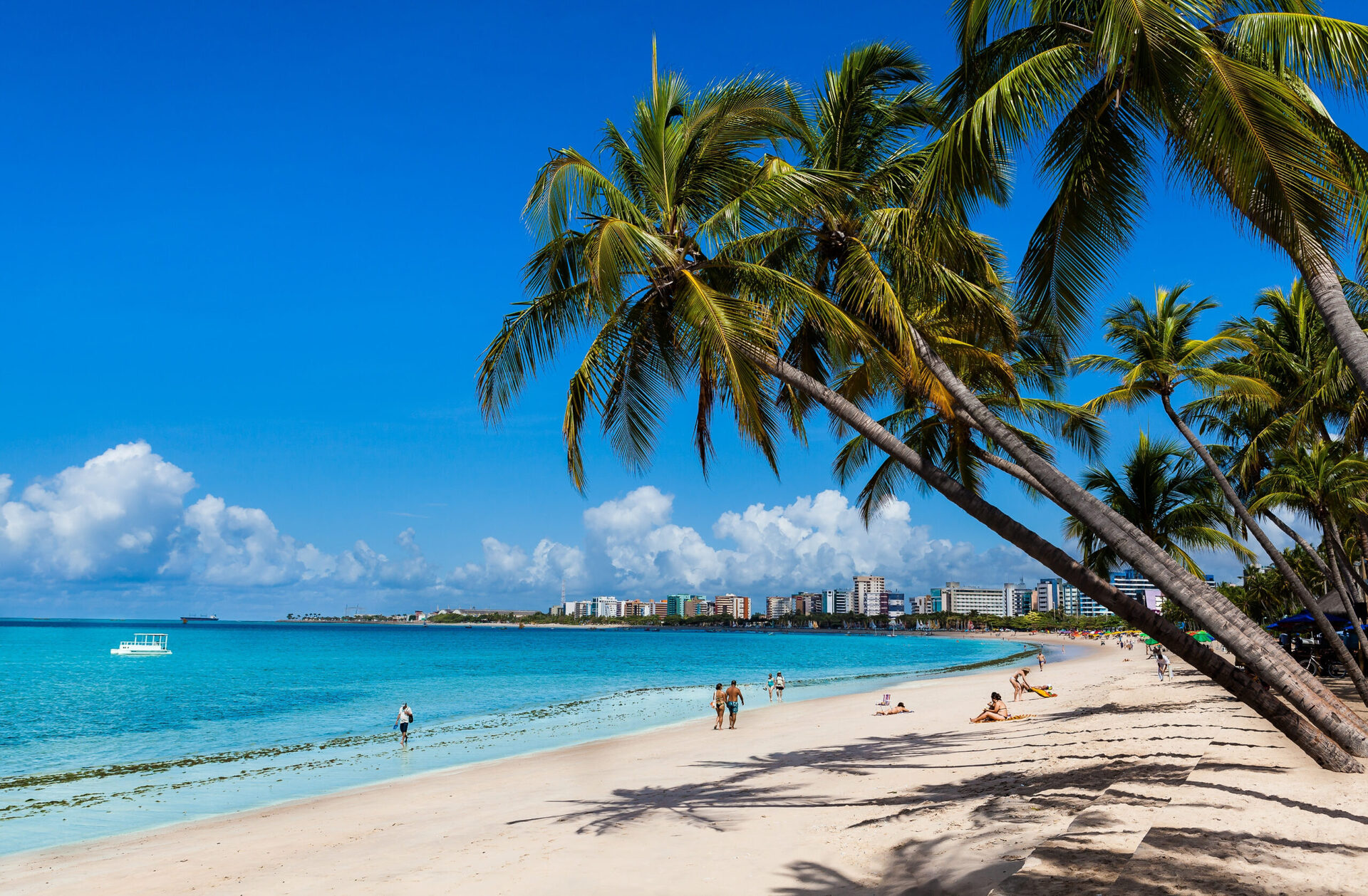 Destinos de praia lideram preferência dos brasileiros no próximo verão