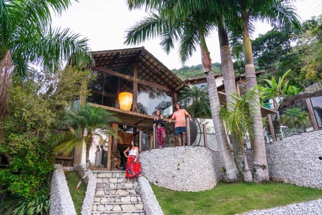 Airbnb em Paraty: no lugar de argassama e. tijolo, vidro