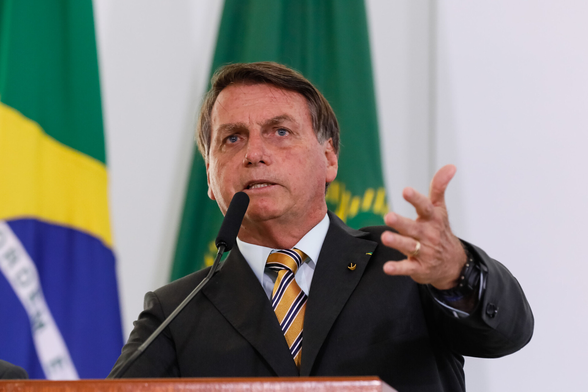  “Tem que deixar de ser um país de maricas”, diz Bolsonaro sobre as mortes por covid-19