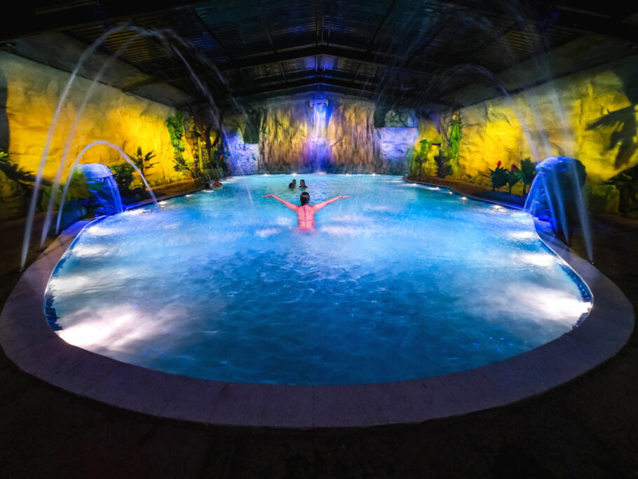 Lagoa Encantada é a nova piscina fechada que simula um lado em uma caverna