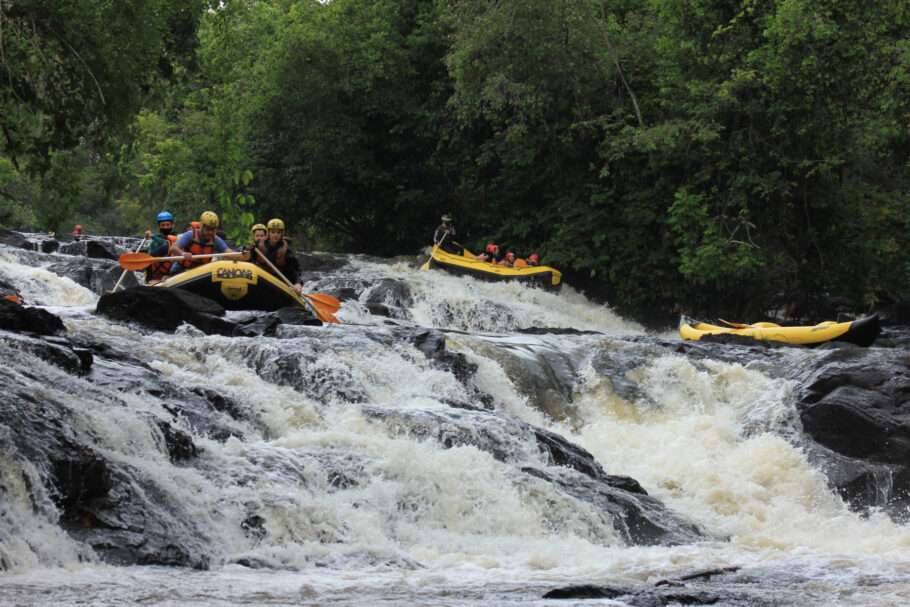 Rafting pelas corredeiras do Rio Jacaré-pepira em Brotas com a Território Selvagem