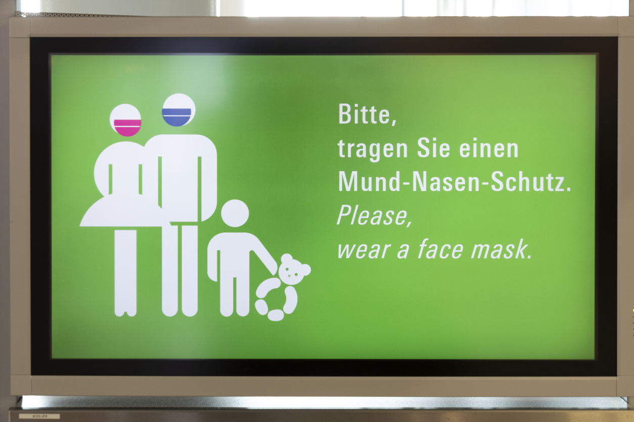 Sinalização usar máscara no aeroporto de Frankfurt