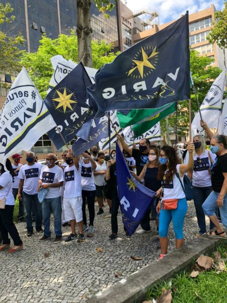 Ex-funcionários da companhia aérea Varig durante protesto no Rio de Janeiro