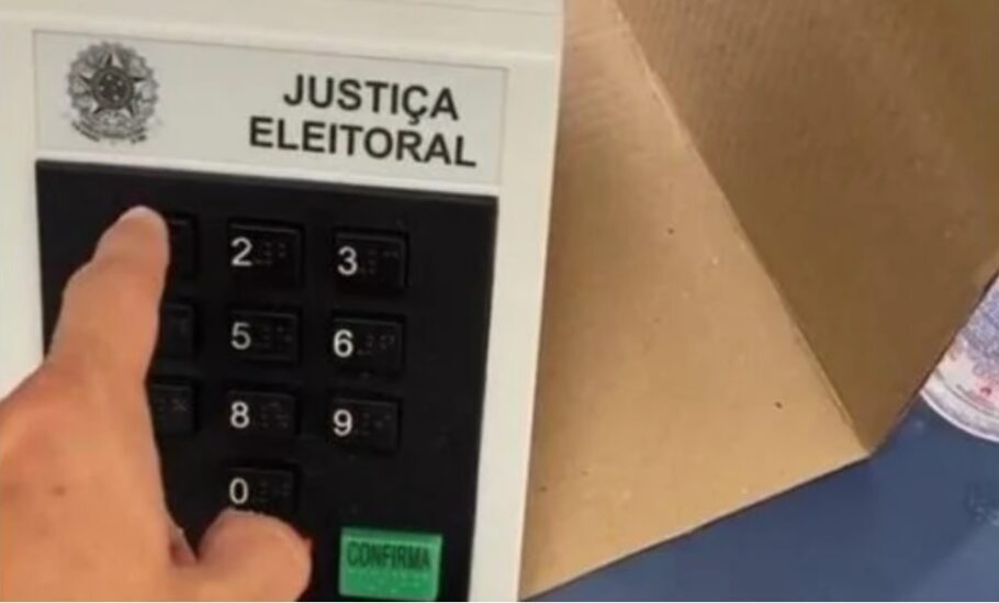 Felipe Prior publicou no Instagram um vídeo com o momento em que votava para prefeito e vereador, o que configura crime eleitoral
