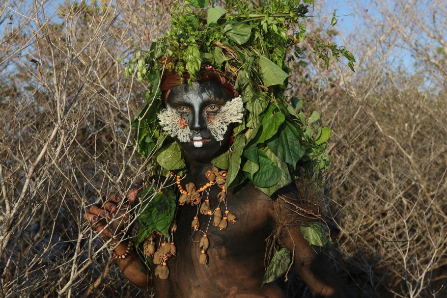 Confira esse trabalho incrível do artista transformista indígena Emerson Munduruku 