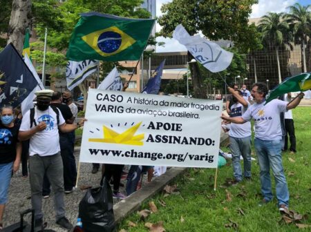 Ex-funcionários da Varig protestam em frente ao Tribunal de Justiça do Rio de Janeiro