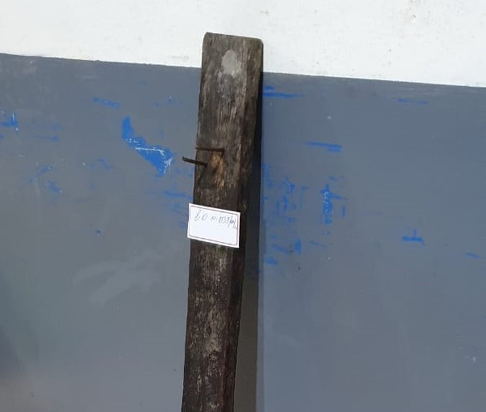Pedaço de madeira usado para agredir a esposa em Oiapoque — Foto: Polícia Civil/Divulgação
