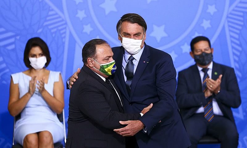 Pazuello e Bolsonaro na cerimônia de posse do ministro da Saúde