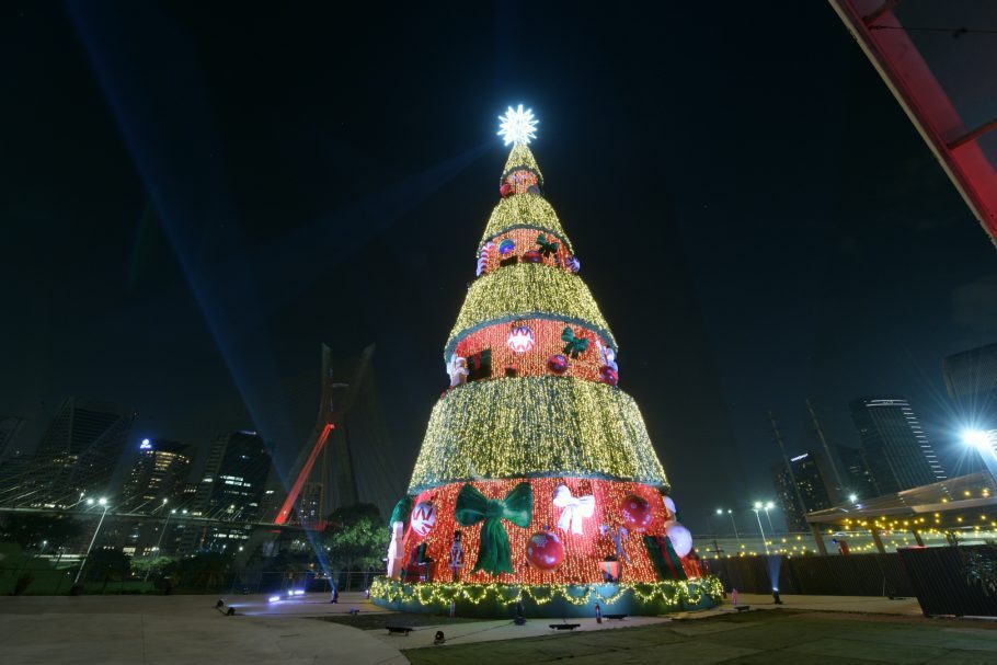 Só a estrela no topo da árvore de natal tem 6 metros de altura