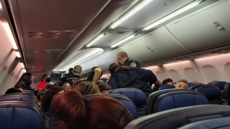 Passageiro morre em avião nos EUA com suspeita de covid-19