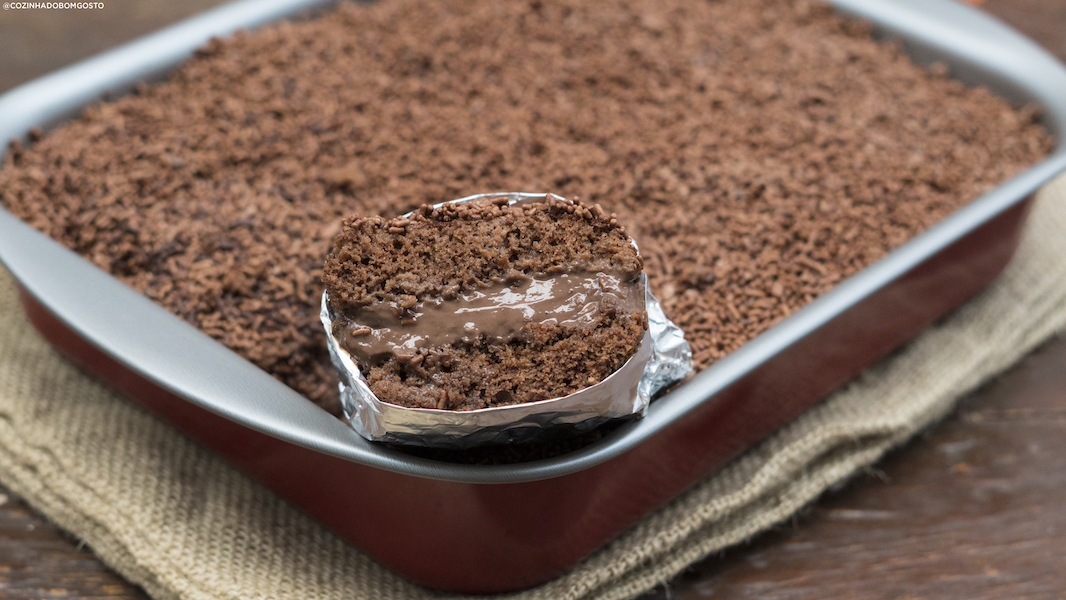 Bolo de chocolate molhadinho: a melhor receita que você vai provar