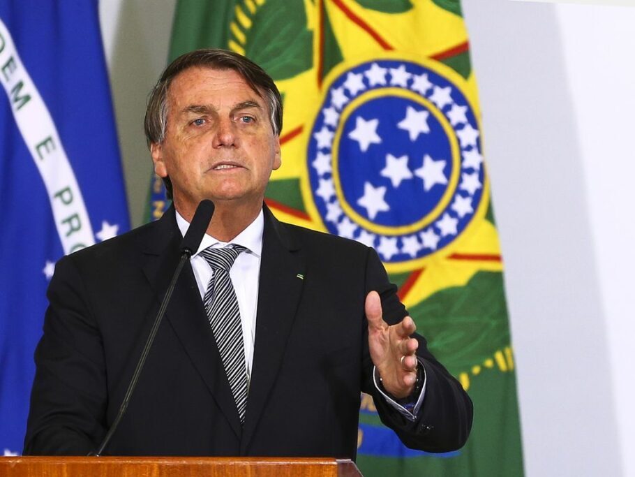 O presidente Jair Bolsonaro disse que ele não tem que ir atrás dos fabricantes de vacina, mas sim o contrário