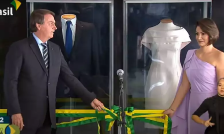 Bolsonaro inaugura exposição de suas roupas em meio a 177 mil mortos