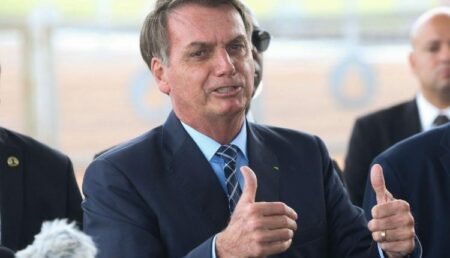 Brasil volta à registrar 800 mortes enquanto Bolsonaro parabeniza governo