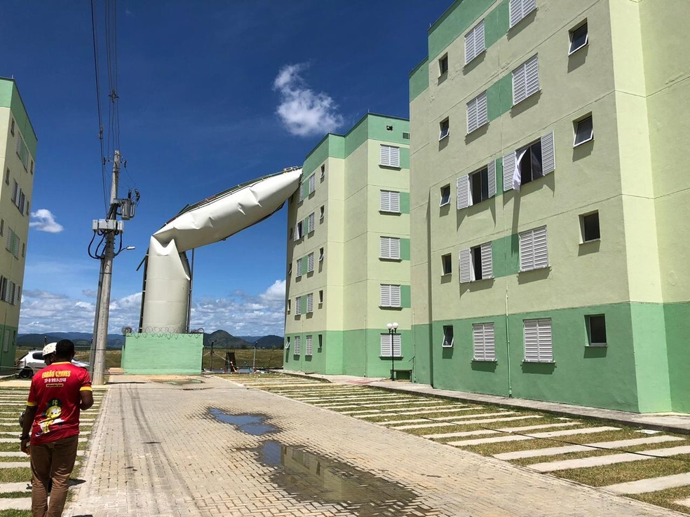Caixa d’água rompeu e caiu em cima de prédio em condomínio popular de Cariacica