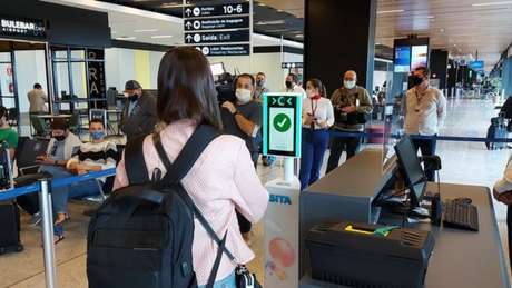 O embarque por biometria também está sendo testado com passageiros no aeroporto de Florianópolis.
