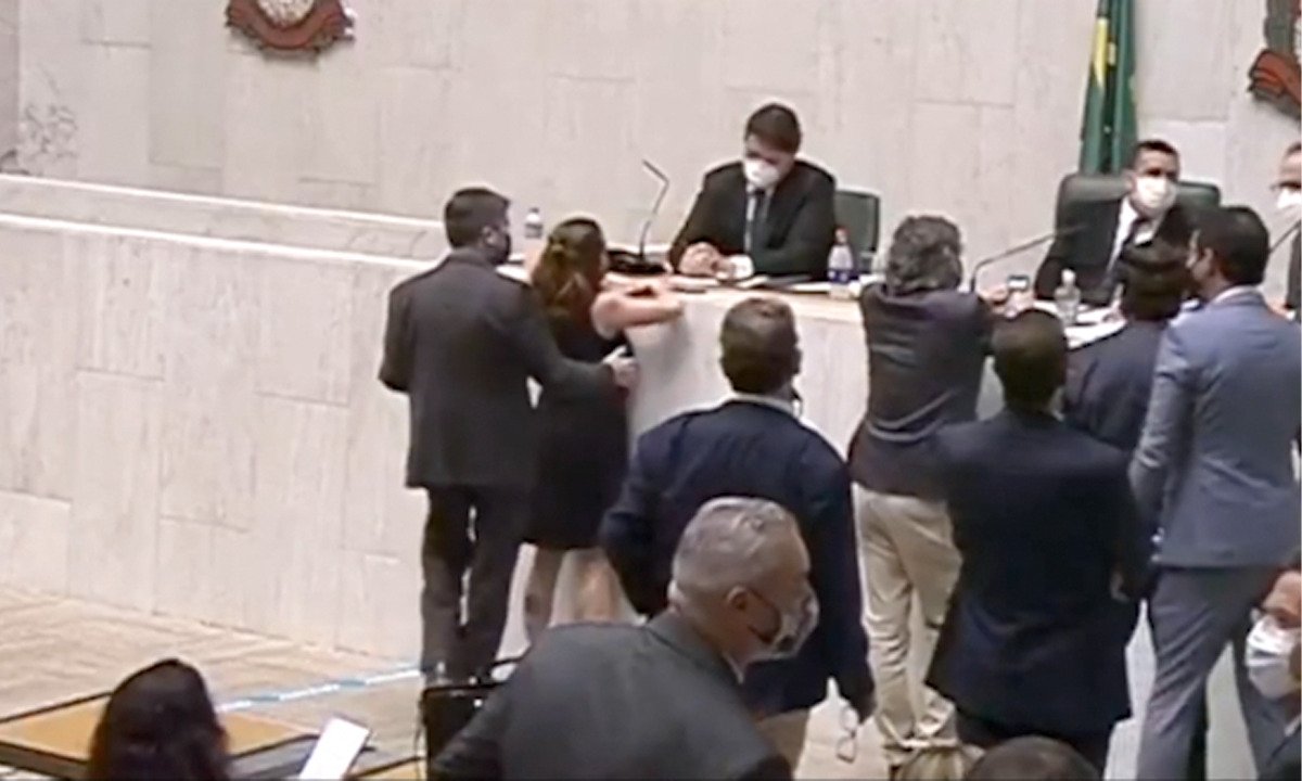 Vídeo: Deputado Fernando Cury passa a mão no seio de deputada na Alesp