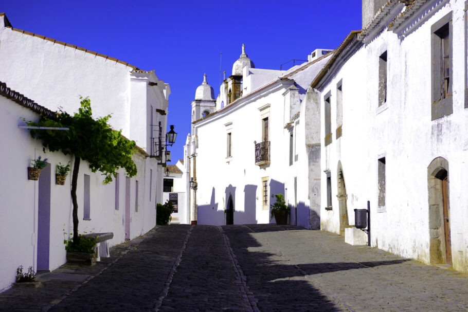 A cidade amuralhada de Monsaraz , na região do Alentejo