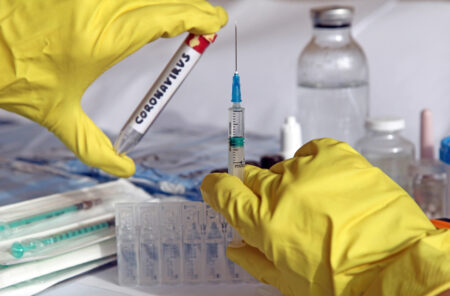 França começará vacinação contra covid-19 em janeiro de forma gratuita
