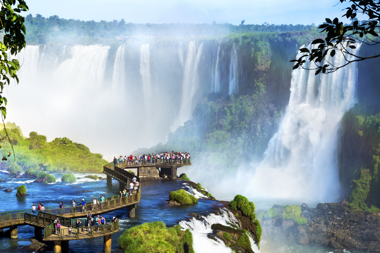 O fascínio de visitar as Cataratas do Iguaçu é recomendado como uma viagem imperdível que deve ser realizada pelos viajantes do mundo