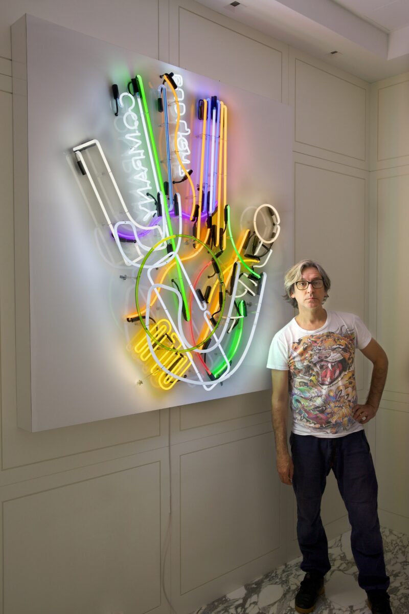 Iván Navarro usa neon, LED e material fluorescente em suas obras