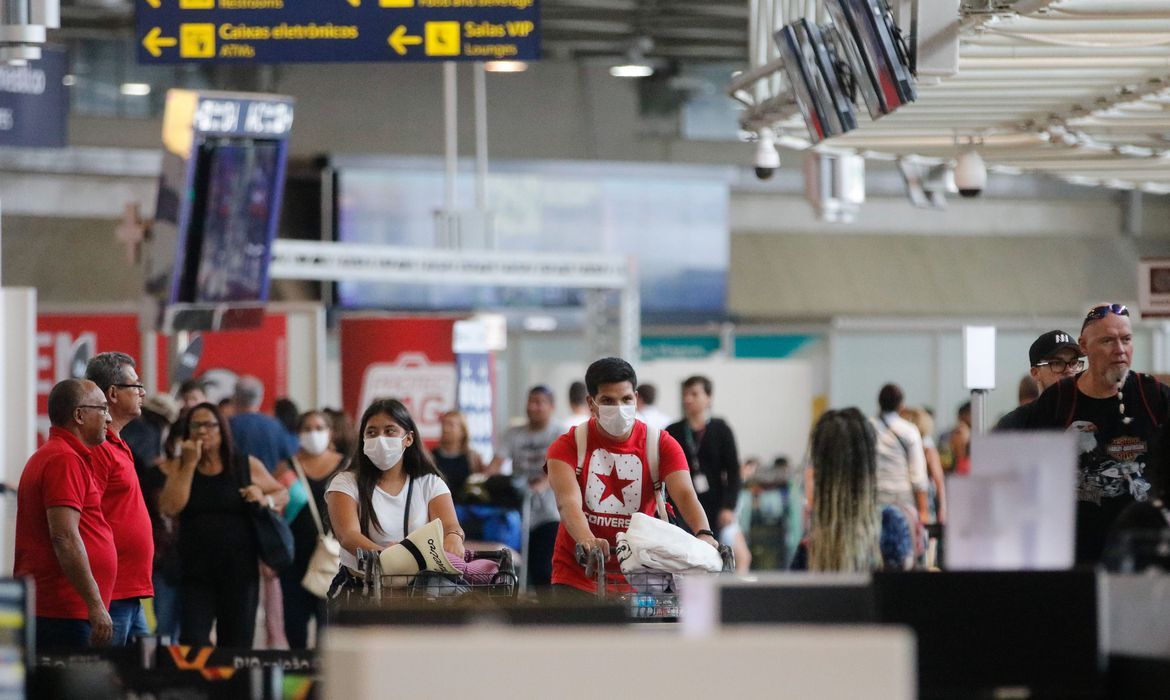O uso de máscaras de proteção, no entanto, permanece obrigatório do avião e nas áreas restritas dos aeroportos