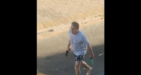 Vídeo: Prefeito de Cabo Frio aponta arma e ameaça pessoa na rua