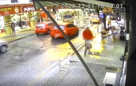 Vídeo: Mulher derruba ladrão com guarda-chuva no Litoral de SP