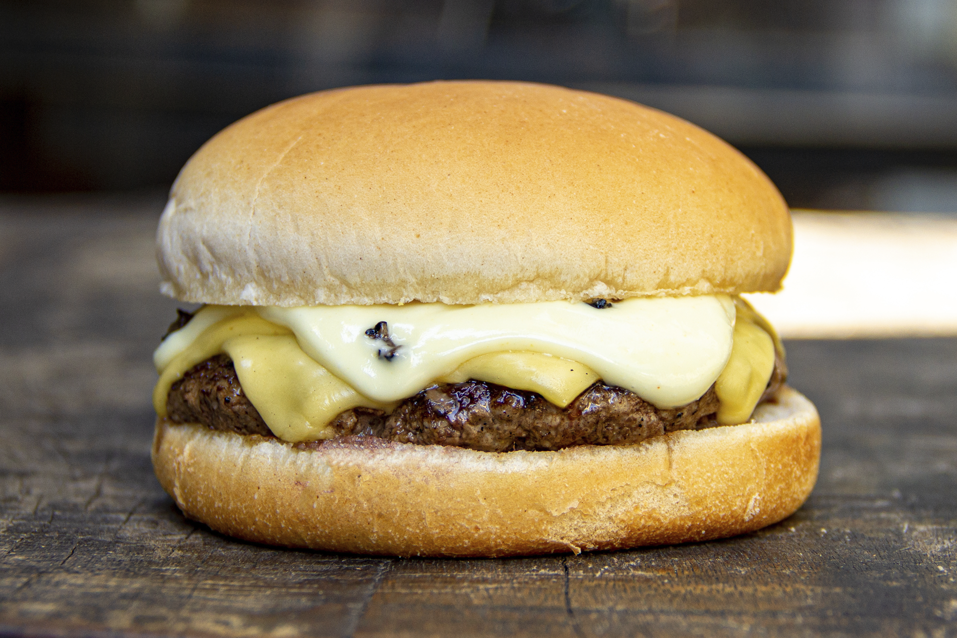 Burger X lança lanche exótico com maionese de trufas negras por tempo limitado, disponível apenas no delivery