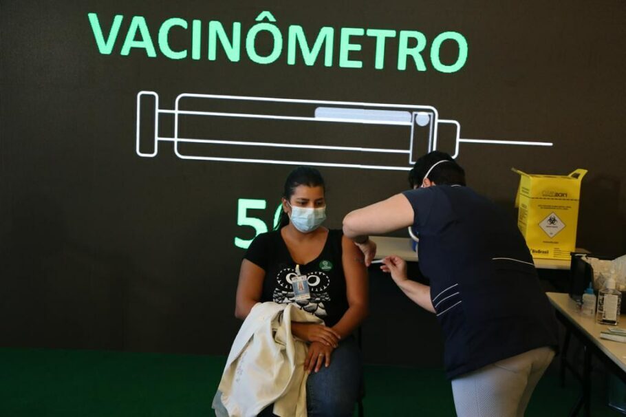 Vacinação contra a covid-19 em São Paulo está priorizando os profissionais da saúde