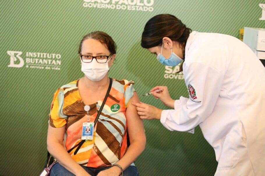 São Paulo foi o primeiro estado a iniciar a vacinação, no dia 17 de janeiro, quando a Anvisa aprovou o uso emergencial da CoronaVac