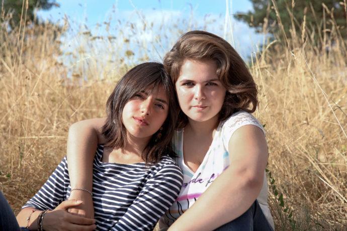 Documentário “Adolescentes” acompanha cinco anos na vida de duas amigas na zona rural francesa