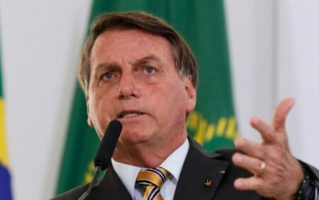 Reação de Bolsonaro à aprovação da vacina é constrangedora