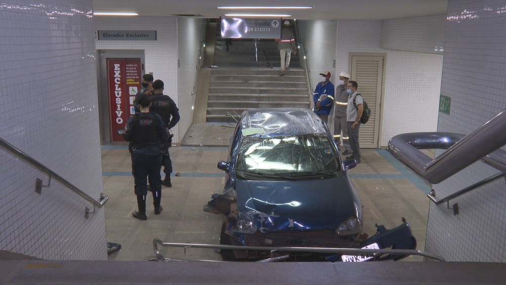 Motorista bêbado invade estação de metrô em Brasília