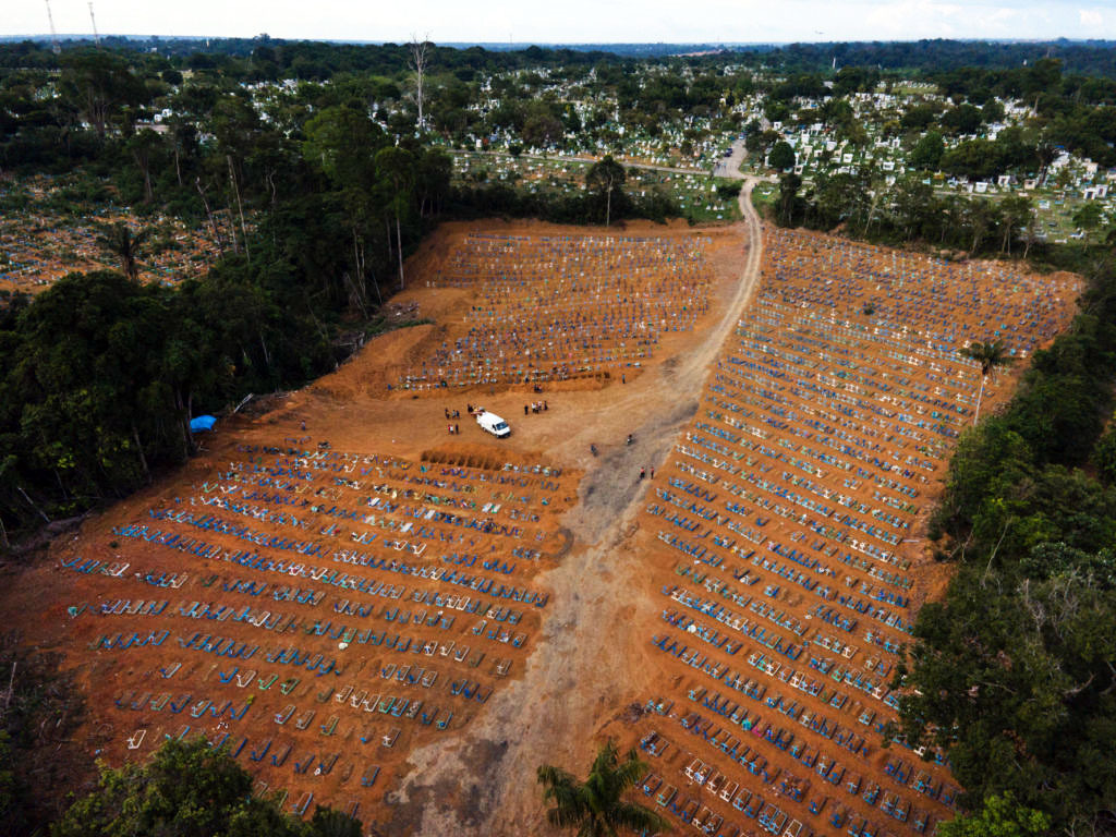 Vista do cemitério público de Manaus, que abriu novas covas para vítimas da covid-19