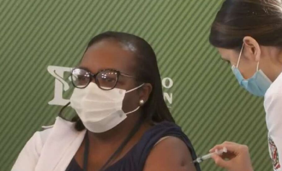 Mônica Calazans, de 54 anos, enfermeira e moradora de Itaquera, zona leste de São Paulo, foi a primeira pessoa a receber uma dose da vacina Coronavac. Ela trabalha no hospital Emílio Ribas e está na linha de frente do combate ao coronavírus.