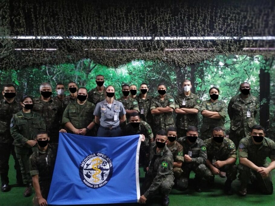 Máscaras fakes inseridas em fotos de equipe do exército