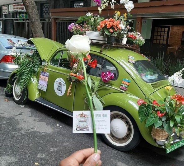 Criada em outubro, floricultura ambulante ganhou fama nas ruas de Copacabana – Instagram/Reprodução
