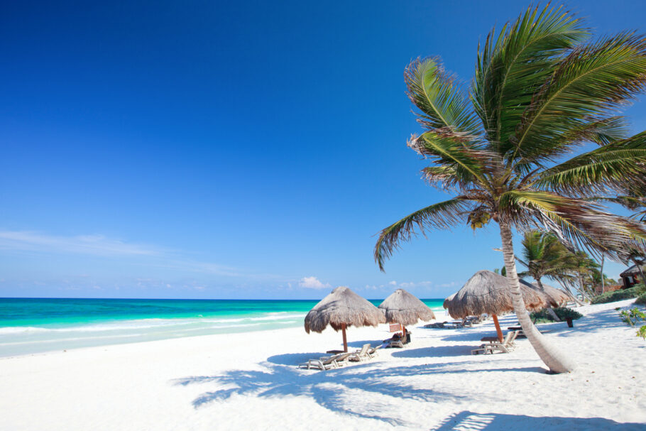 Tulum, no México, possui praias de águas cristalinas e areias brancas