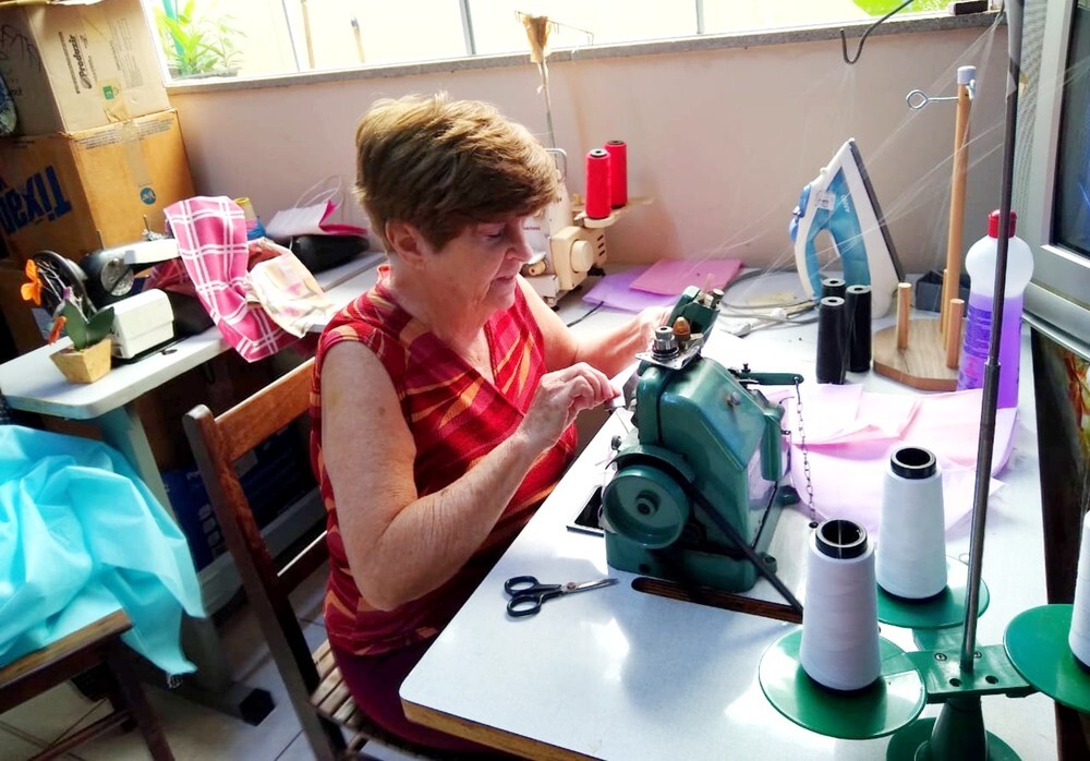A costureira Maria Ruiz Vertuan, 72 anos, que faz máscaras para pessoas carentes de Jaú morreu de covid-19 na terça-feira