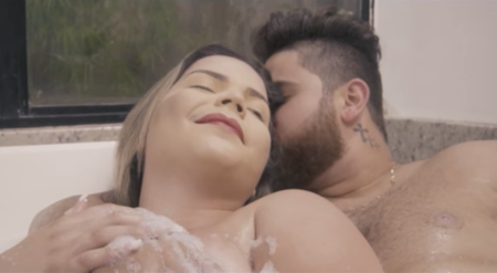 Dupla sertaneja grava clipe com travesti após música transfóbica