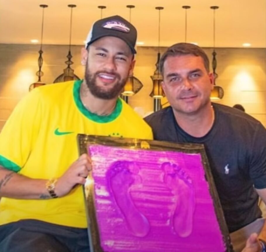 Neymar encontrou com o senador Flávio Bolsonaro (Republicanos-RJ) em homenagem do Maracanã