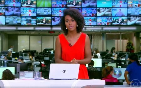 Cena de sexo é exibida atrás de Maju Coutinho ao vivo no Jornal Hoje