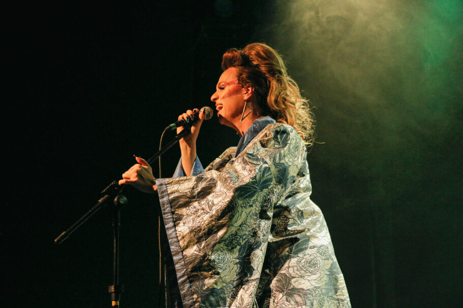O espetáculo homenageia a icônica atriz, cantora e ativista Cláudia Wonder
