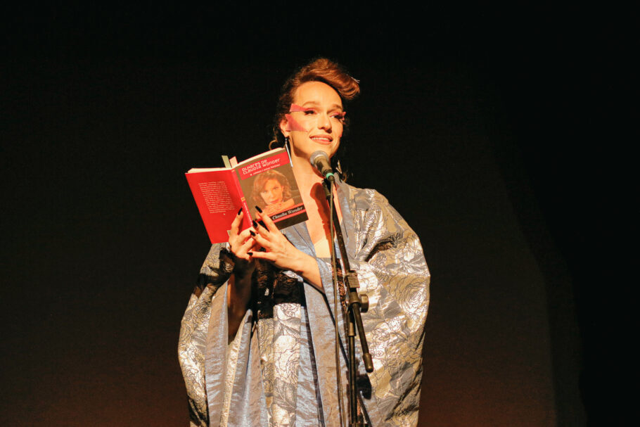 Wallie Ruy apresenta o espetáculo teatral “Wonder – vem pra barra pesada” na Semana da Visibilidade Trans
