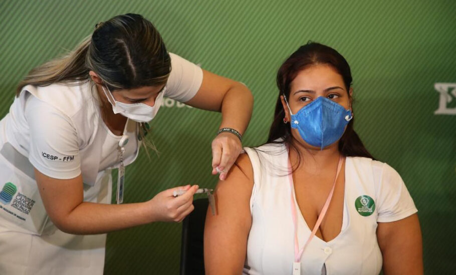 Vacinação contra a covid-19 em São Paulo inclui profissionais de saúde com 30 anos ou mais