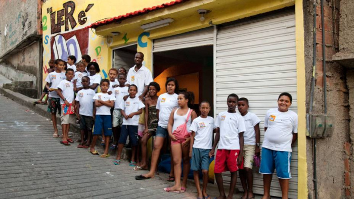 “Barracoteca” atende a dezenas de crianças e jovens moradores dos complexos da Penha e Alemão – Facebook/Divulgação
