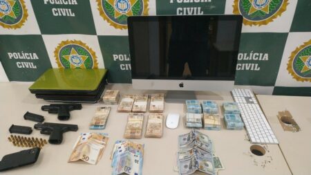 Na casa de Belo, polícia apreende armas, munição e dinheiro vivo