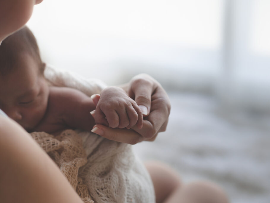 Bebê de mãe vacinada contra covid-19 nasce com anticorpos